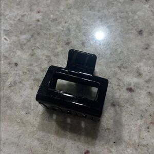 Shiny black hair claw clip perfect for any occasion.1 set of 20 hair clips.